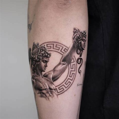 cabeza de medusa tatuaje